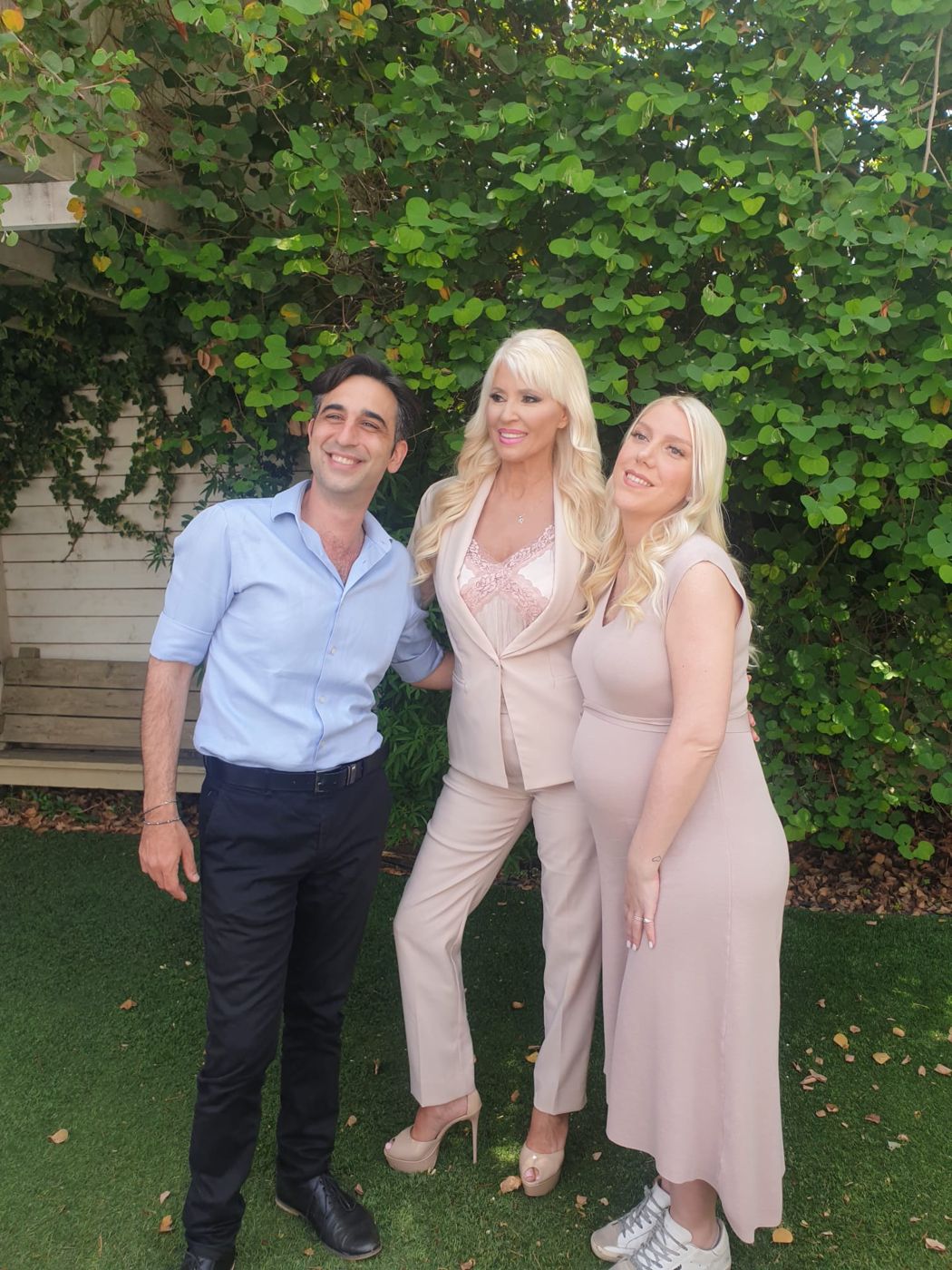 אלון צופיוף עם פנינה רוזנבלום ובתה חן בגינה, בצילומי הקולקציה