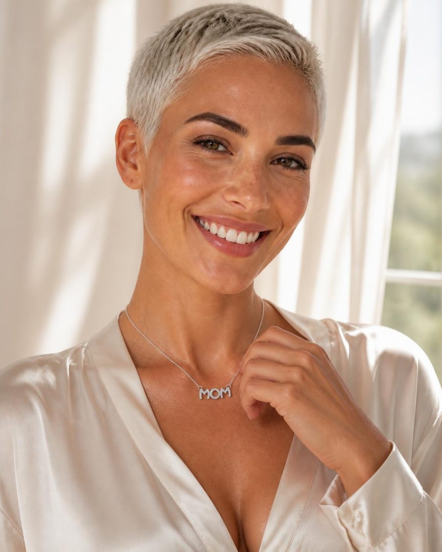 דוגמנית עונדת את MOM – Diamond Necklace