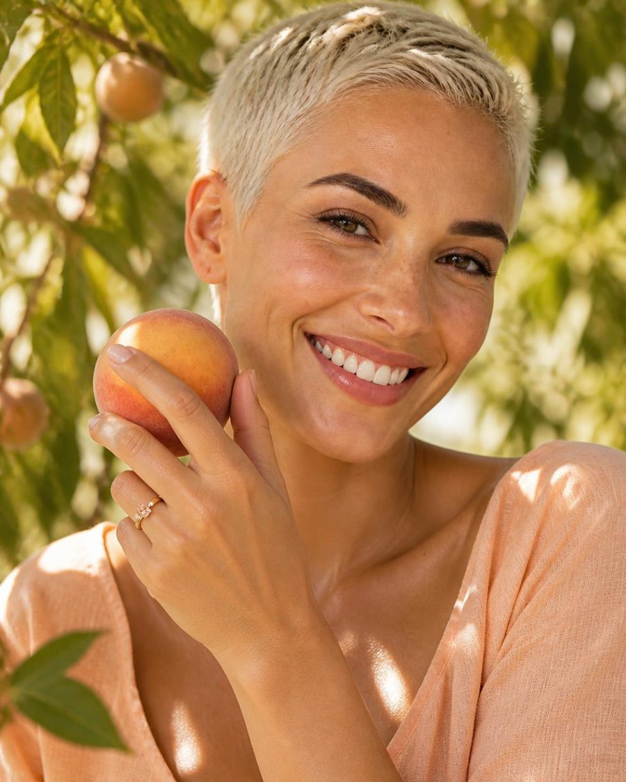 דוגמנית עונדת את טבעת peach