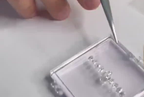 יהלומים בקופסה ופינצטה