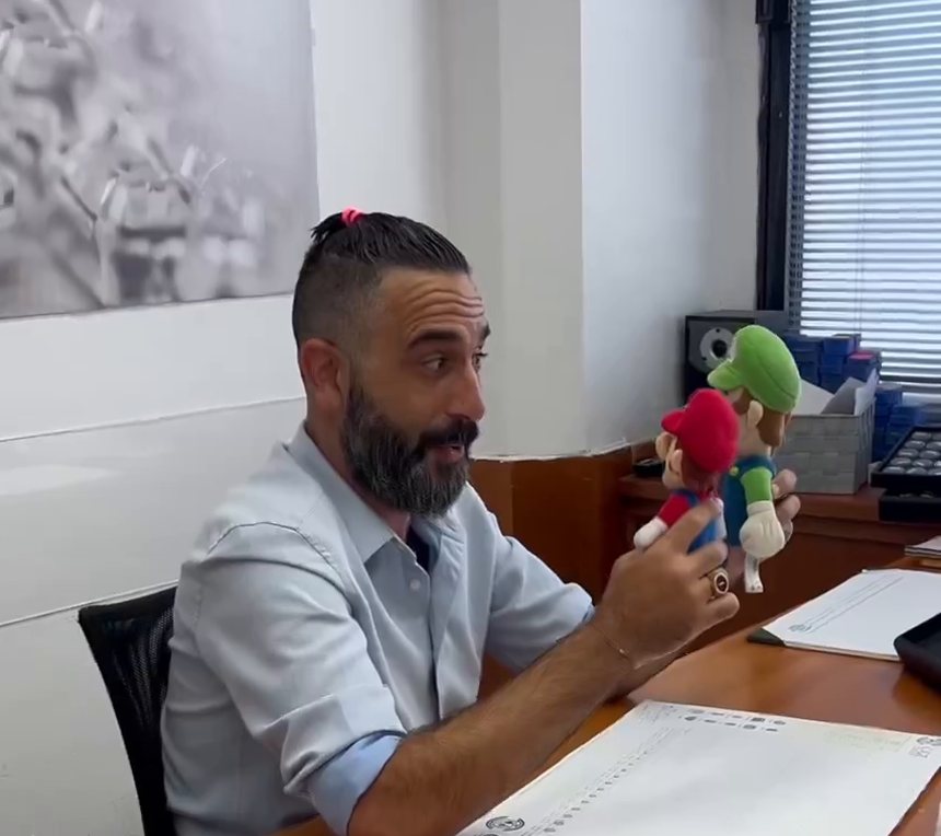 אלון מחזיק את מריו ולואיג'י בבורסת היהלומים