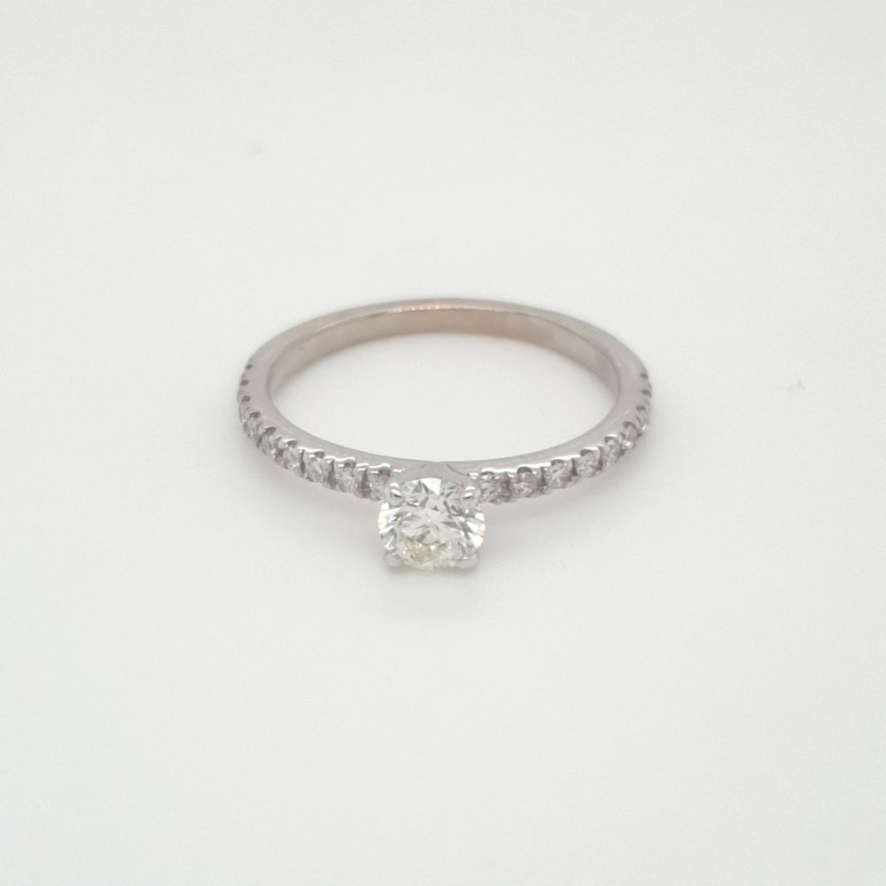 טבעת אירוסין משובצת יהלומים זהב לבן 14K דגם סמנת'ה