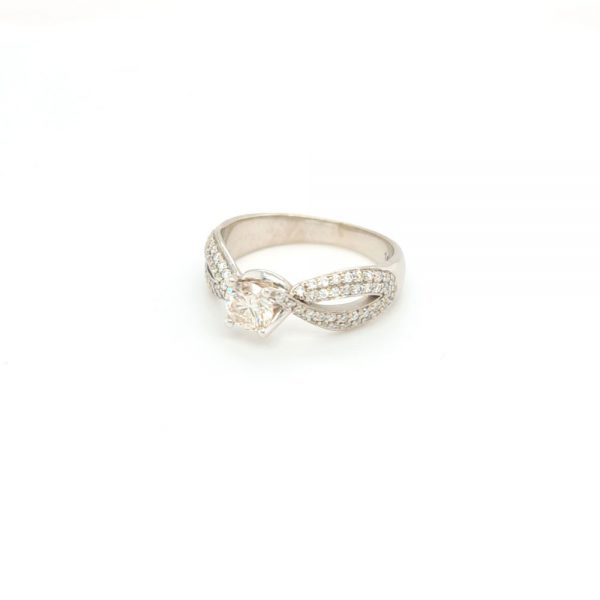 טבעת אירוסין משובצת יהלומים 0.40 קראט יהלום מרכזי זהב לבן דגם מיכאלה
