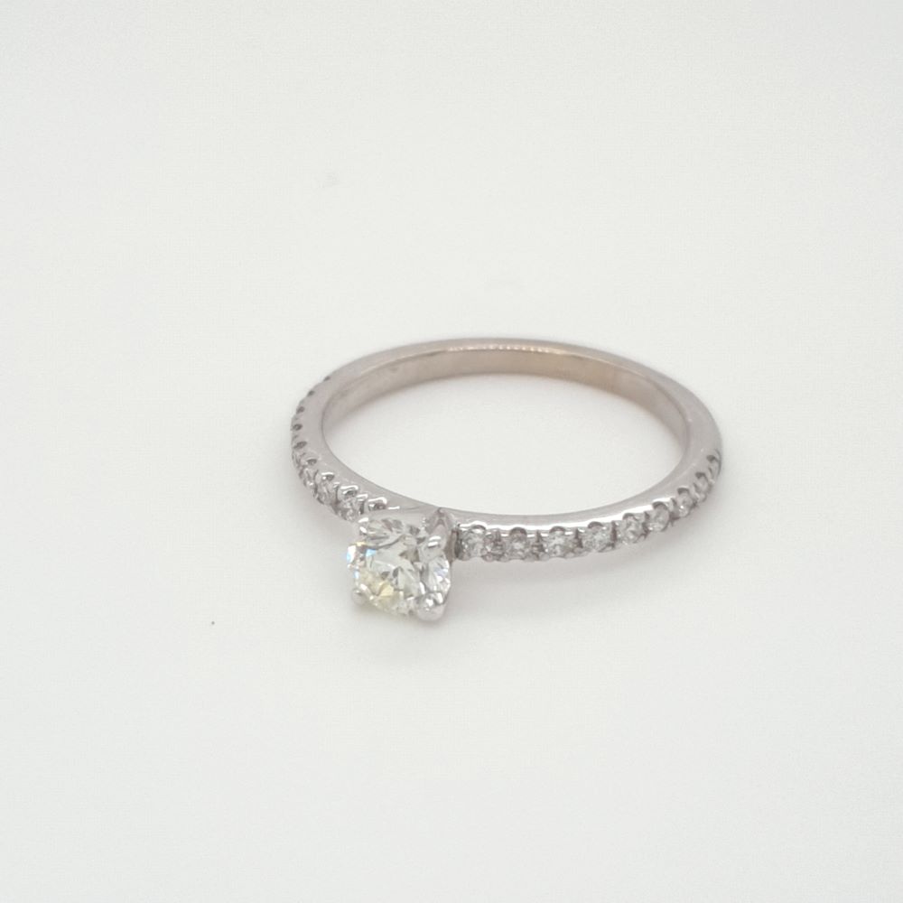 טבעת אירוסין משובצת יהלומים זהב לבן 14K דגם סמנת'ה