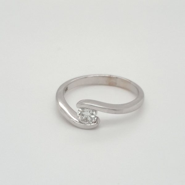 טבעת אירוסין זהב לבן דגם תהילה טבעת טוויסט
