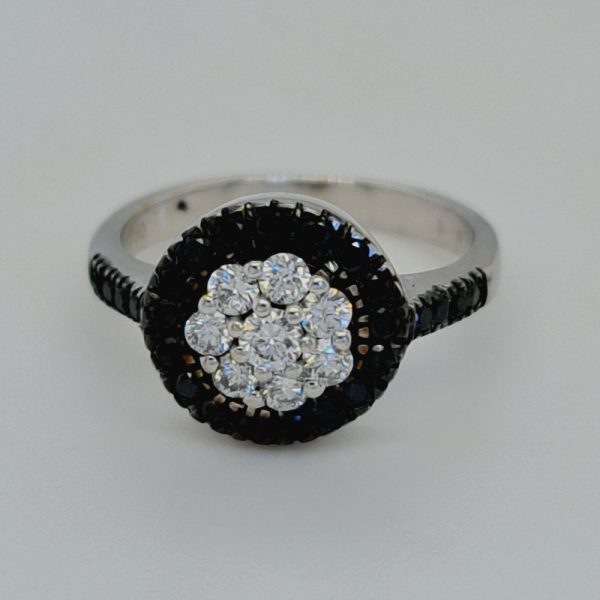 טבעת משובצת יהלומים שחורים ולבנים דגם Black Hallo