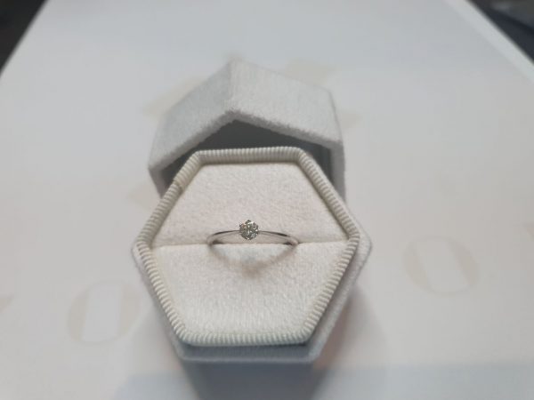 טבעת אירוסין משובצת יהלום זהב לבן דגם דניאלה בקופסא