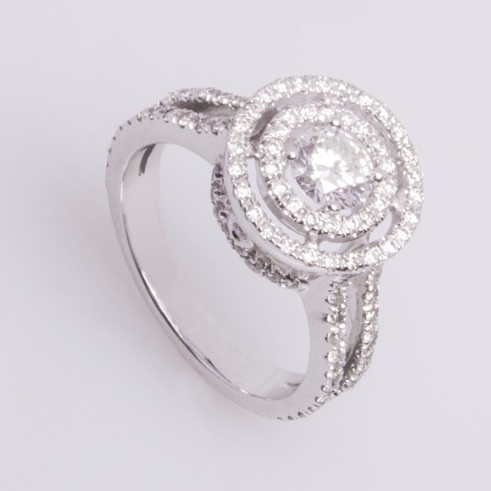 טבעת אירוסין משובצת יהלומים זהב לבן דגם ג'ניפר דאבל היילו